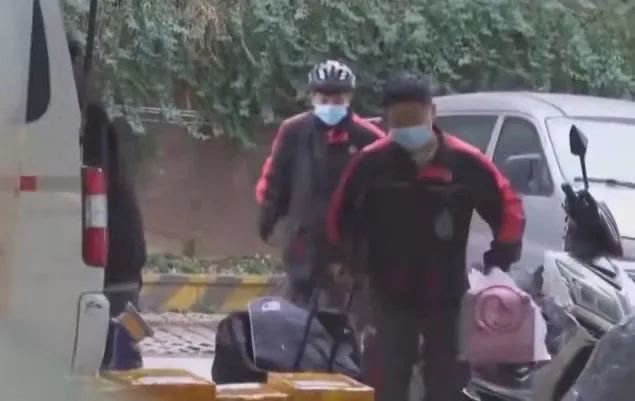 签收快递时要付钱,顺丰快递代收款有额外费用吗