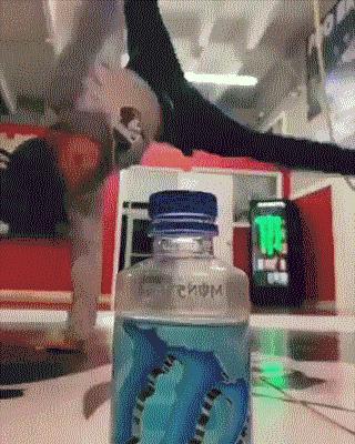 全世界都在挑战瓶盖，但请小心你的韧带