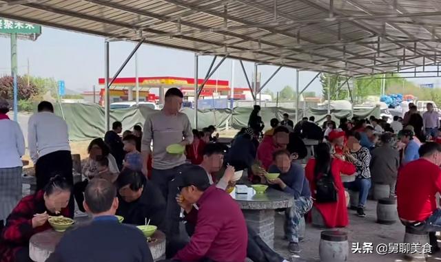 河南大爷大锅烩菜10元,河南小伙大锅菜卖1000份