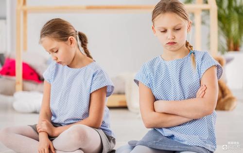 双胞胎爱打架是什么原因,双胞胎在肚子里打架