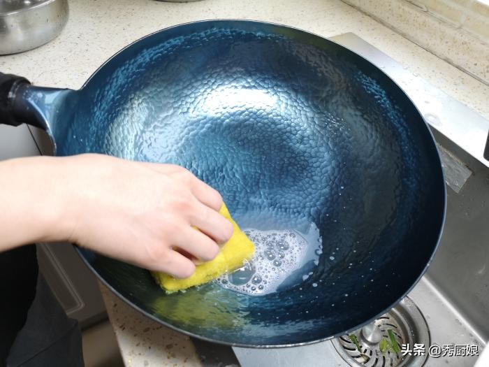 新买的铁锅直接用火烧怎么办,新铁锅用之前怎么处理不粘锅