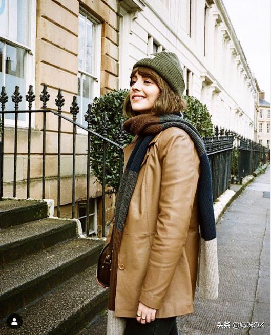 几种很火的围巾的新系法,比较短的围巾系大法