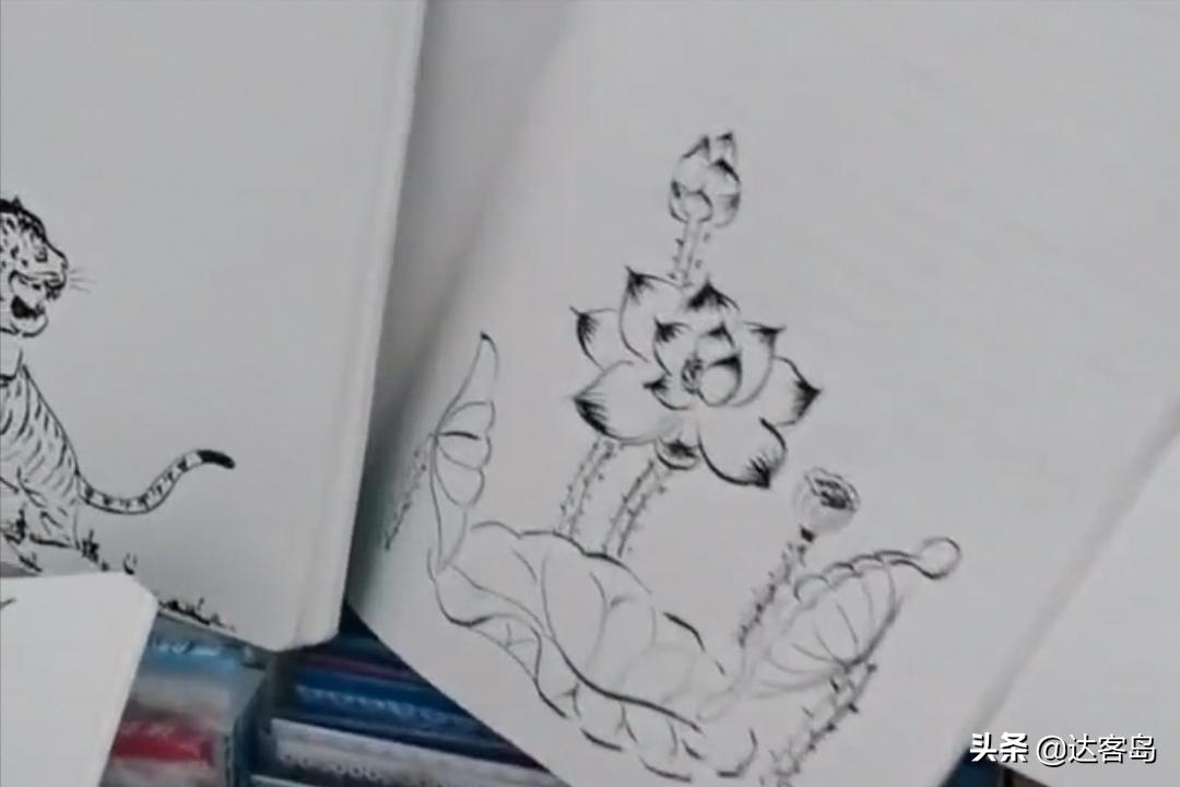 摆摊写字的大爷,大爷路边卖本子免费作画