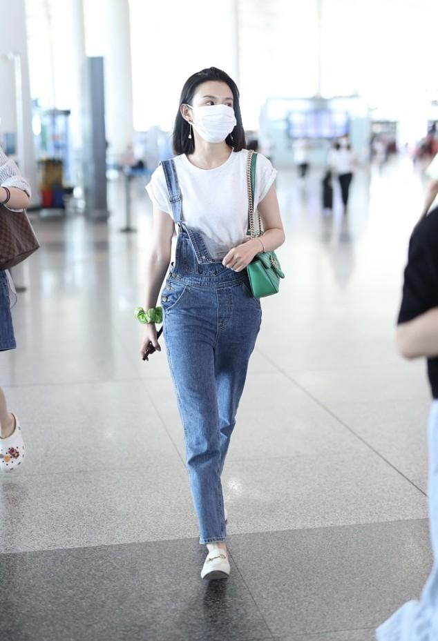 宋祖儿粉色针织配粉色缎面工装裤,宋祖儿披肩花边