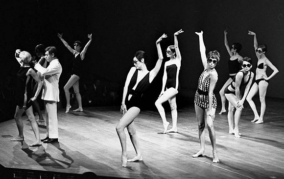 艺术涨姿势：内衣小史|张小玉