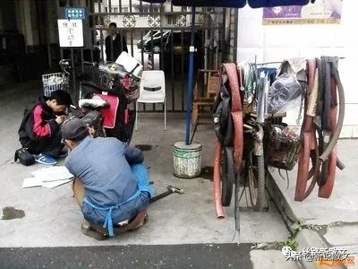 姐姐在手术室做手术,姐姐躺在手术台上