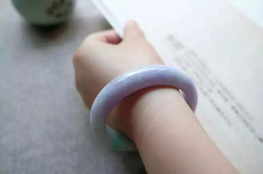 翡翠手镯怎样好戴一些,翡翠手镯是糯种好还是冰糯好