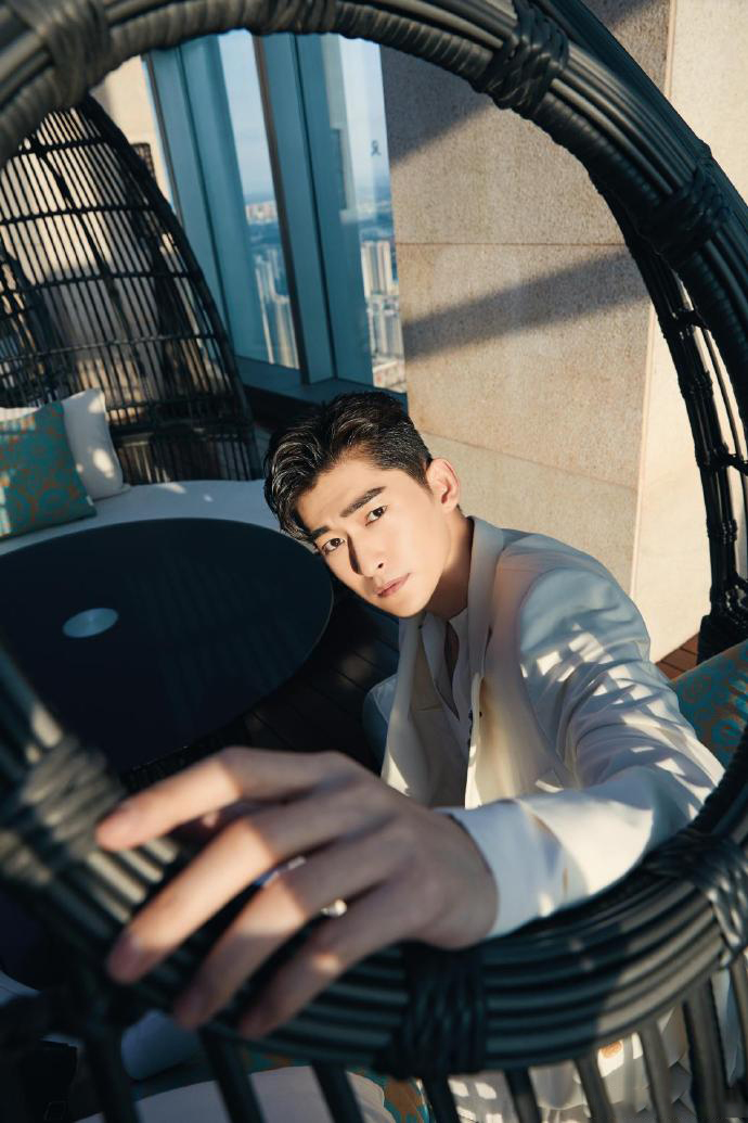 张翰帅气时尚,张翰穿粉色西装图片