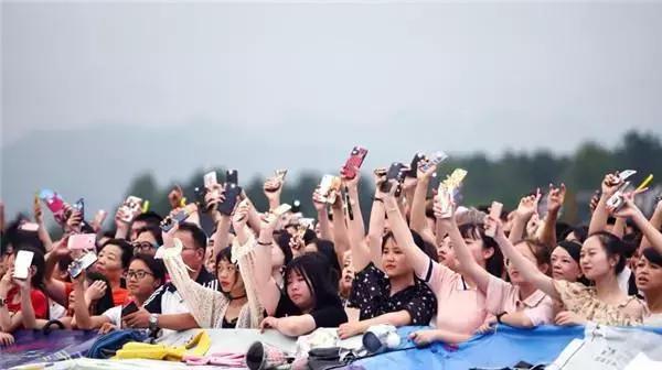田馥甄助阵选手,都匀足球小镇音乐节田馥甄