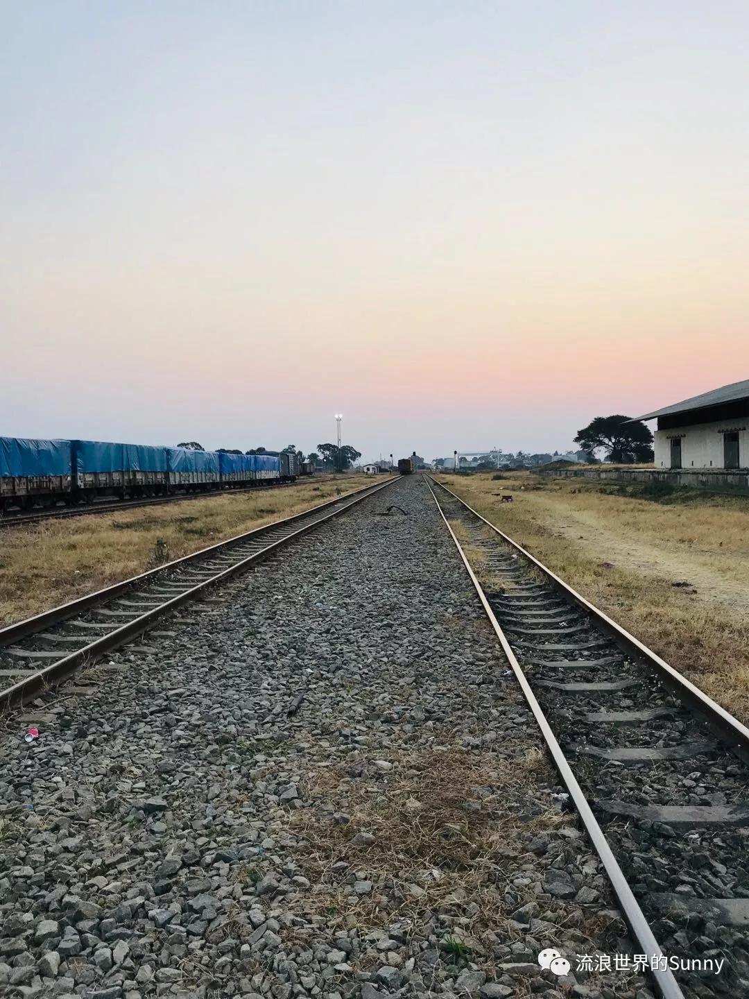 流浪非洲，乘坐中国援建火车去赞比亚，满满的亲切