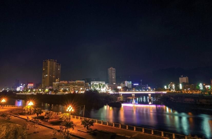 和越南边境隔着一条河的中国城市,中国与越南隔河相望的城市