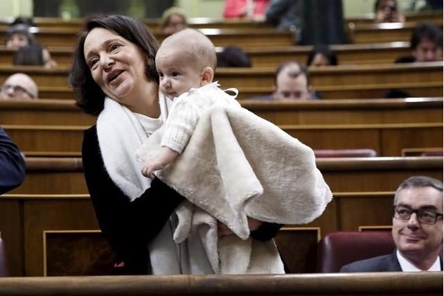 丹麦女议员带孩子上班被嫌弃,欧洲女议员带孩子上班