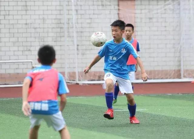 儿童足球场踢出惊天世界波,小学生踢出世界级圆月弯刀