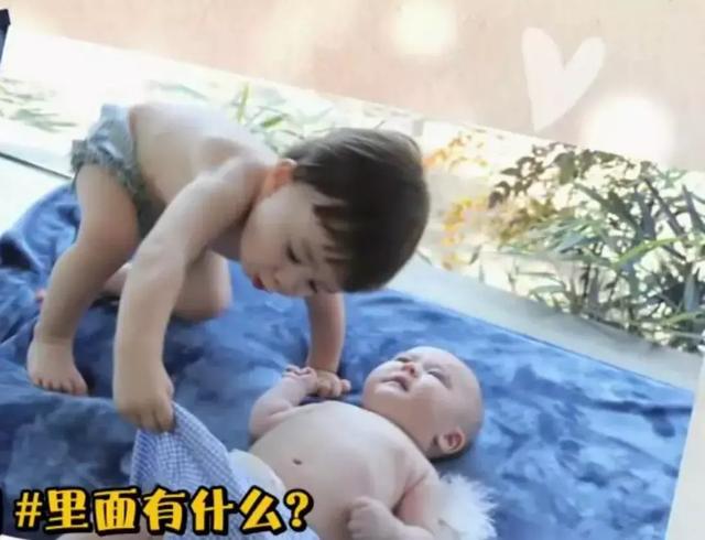 孩子腿夹小被子,孩子老踢被子有妙招吗