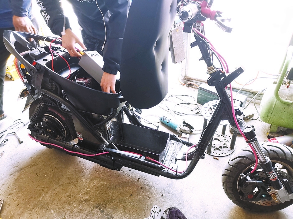 学生耍酷，家长揪心，拼改装电动车竟能跑百码