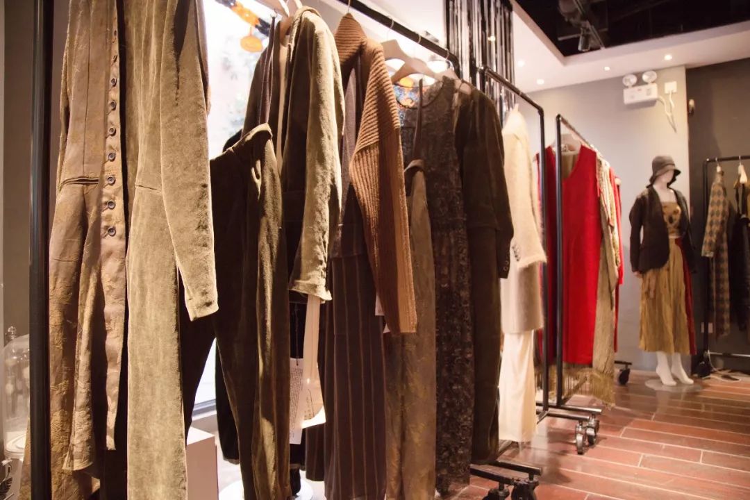 不跟风不迎合不做作,不从众不迎合