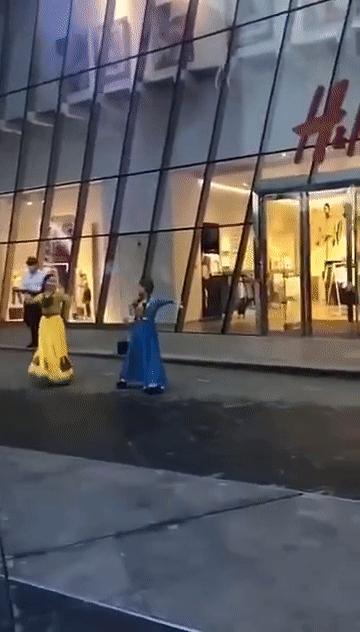 美国亚马逊下架中国棉！*疆新**小姐姐HM门前跳舞，网友惊呼太美