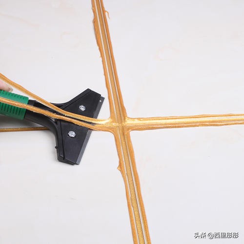 马桶玻璃胶发黑怎么处理,马桶底玻璃胶发霉去除小窍门