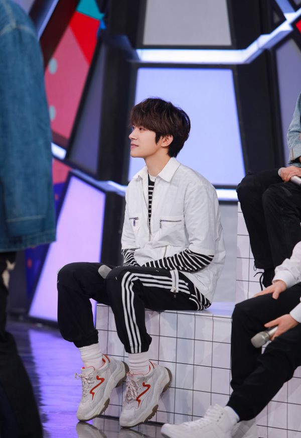 易烊千玺综艺节目评价,易烊千玺综艺准备惊喜却被发现