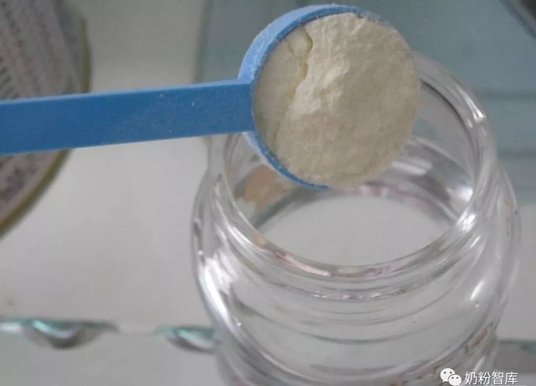 冲奶粉有小颗粒挂杯壁上怎么回事,冲奶粉的时候老是有奶块该咋办