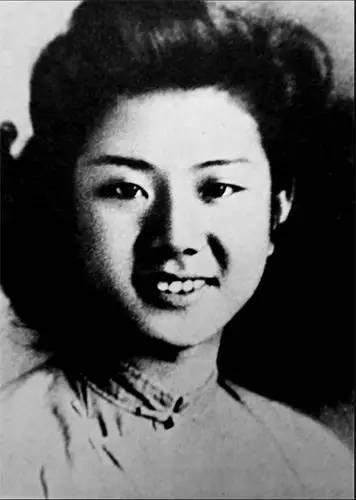 这位美丽的女护士,她的不仅是在救人更是在救国