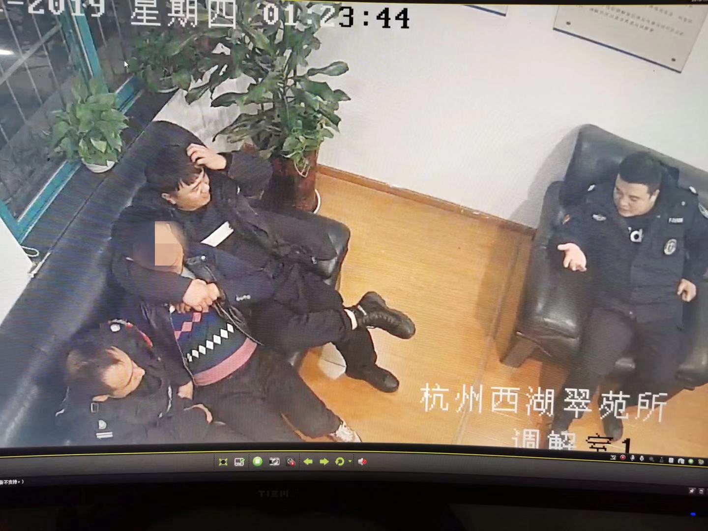 欠下网贷男子,男子因为欠债轻生后被救下