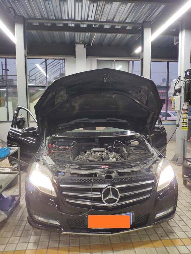 奔驰r350发动机后部漏水维修案例,奔驰r350最外侧水箱怎么拆解