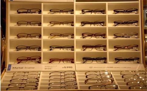 如何配适合自己的眼镜框,脸型凹凸适合戴什么眼镜框好看