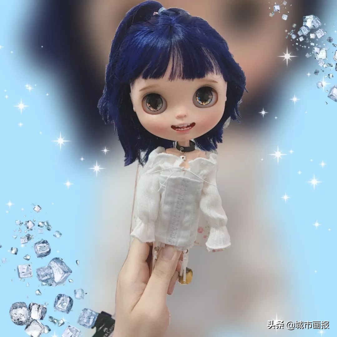 邮费都砍价的年轻人，竟给自己的娃娃穿上奢侈品