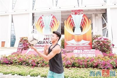 6000球迷现场为国足高唱国歌,百万长沙市民为中国好人打call