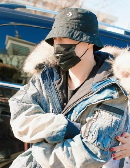 贾玲李宇春同台跳舞漫不经心,贾玲模仿李宇春众人纷纷称赞真像