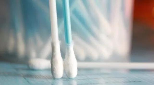 用棉签掏耳朵的危害动画,用棉签掏耳朵对身体有害吗