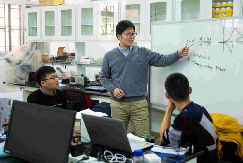 国际关注！江苏80后教授成果被美国永久收藏，近日还把校训写进DNA！