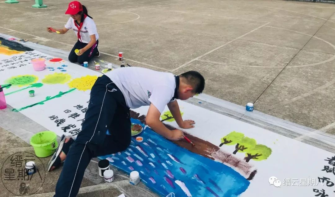 画一幅与校园足球有关的绘画,校园足球绘画又难又好看