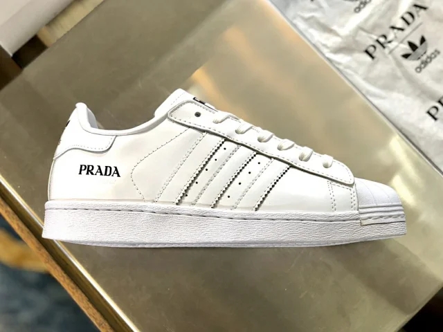 普拉达三叶草联名,阿迪达斯三叶草贝壳头真的值799吗