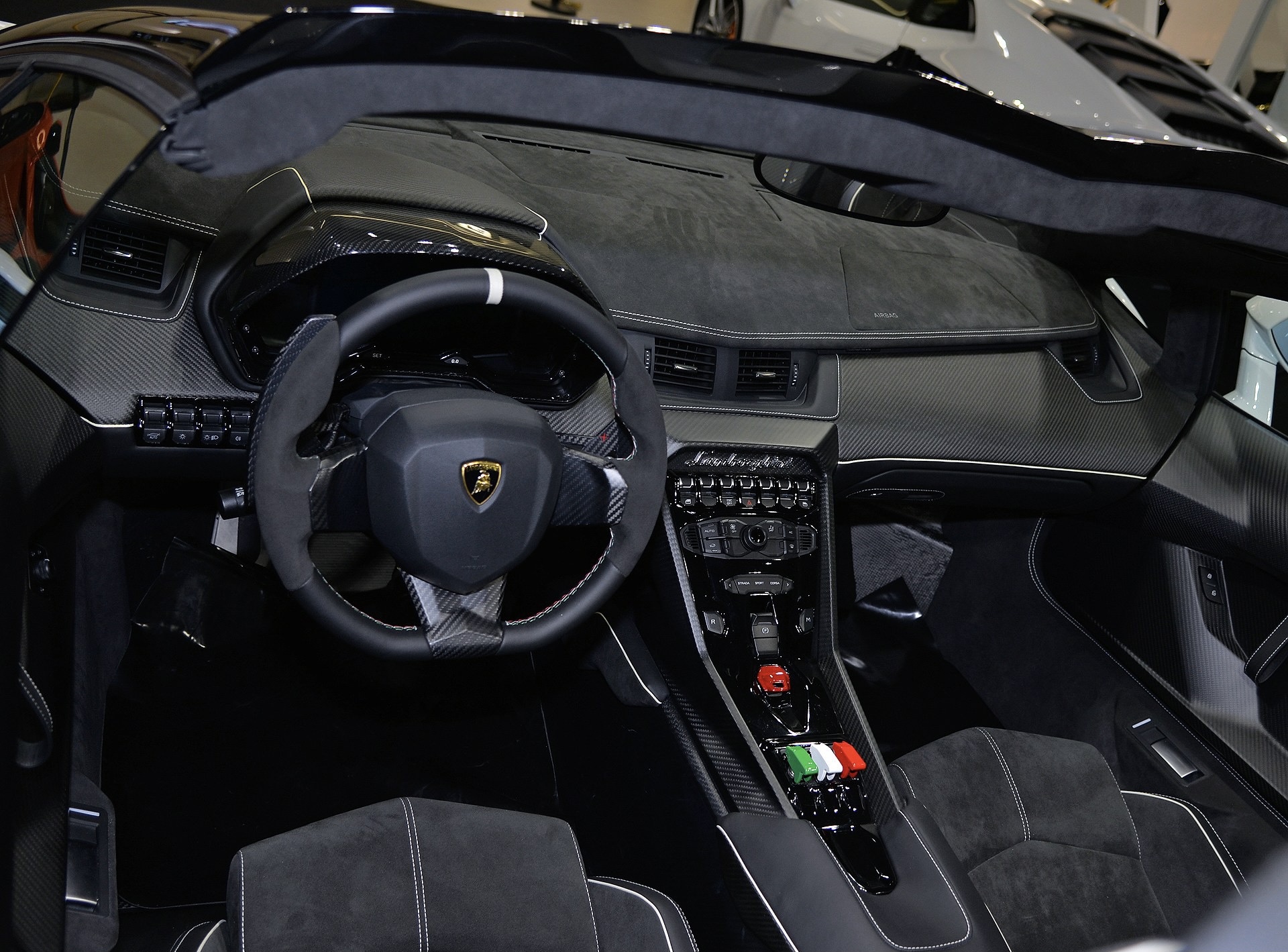 心中唯一的神，*博兰**基尼Veneno