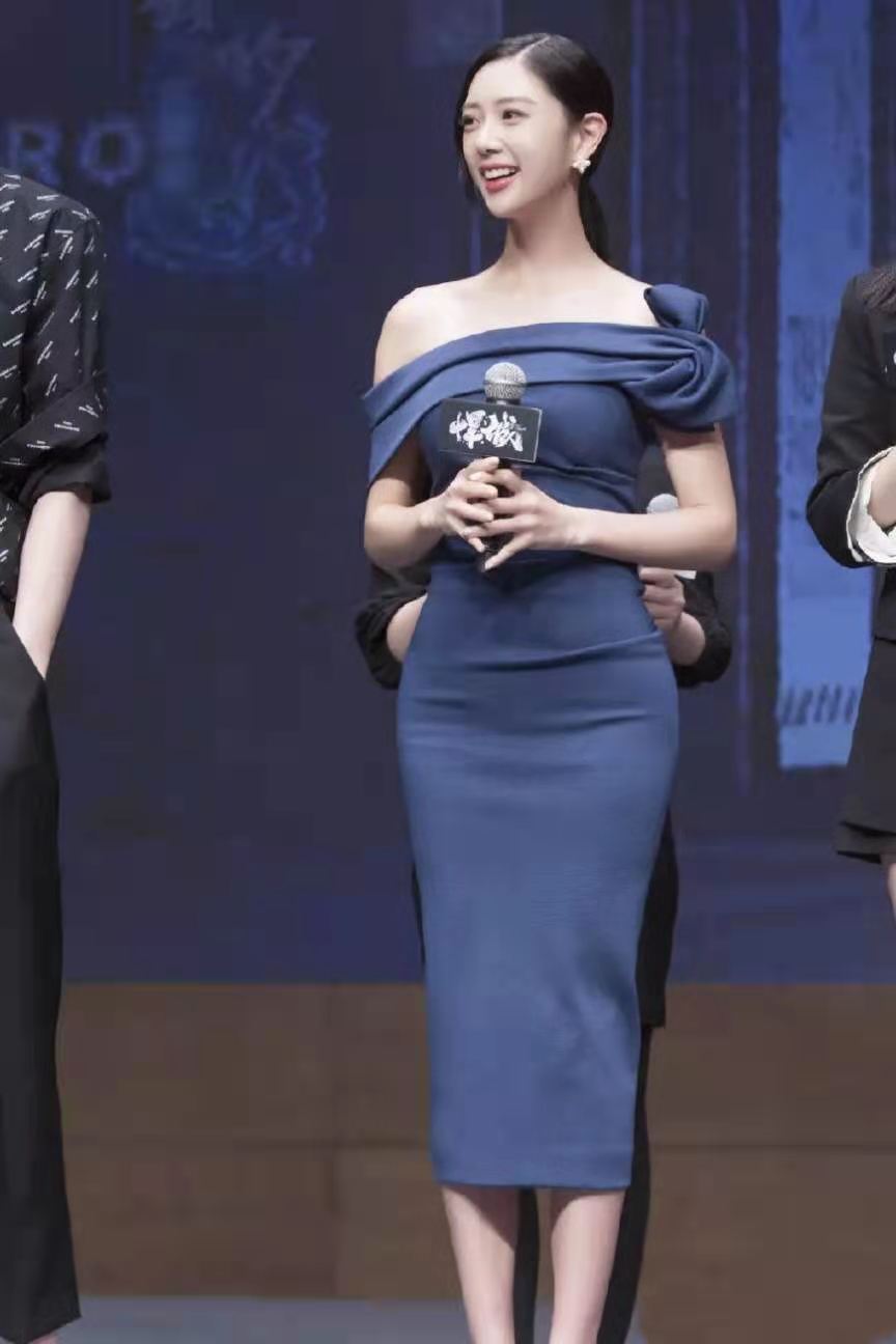 蜜桃臀不流行了，现在女生都宠爱“克拉臀”，穿衣好看，特显气质