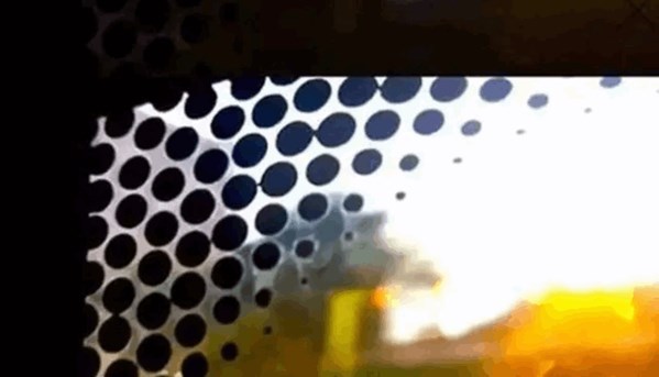 挡风玻璃密密麻麻小白点是什么,挡风玻璃上的小黑点是干嘛的