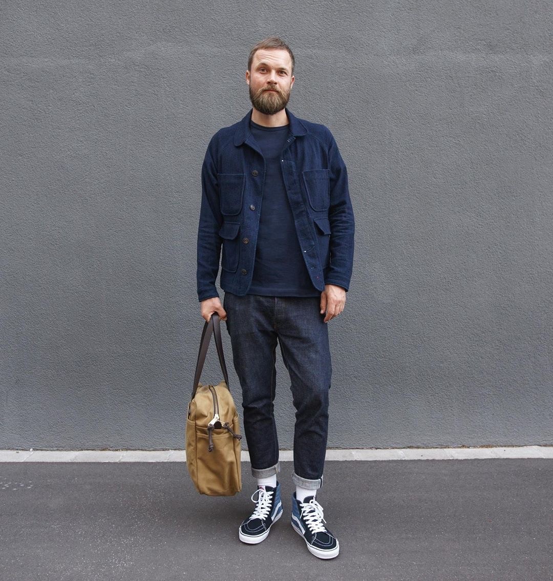 夹克配修身或者直筒牛仔裤,黑色夹克外套搭配深灰色牛仔裤