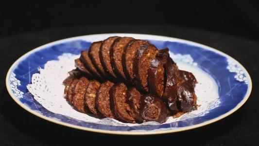 鹿尾制馔，袁枚是用菜叶子包起来蒸着吃