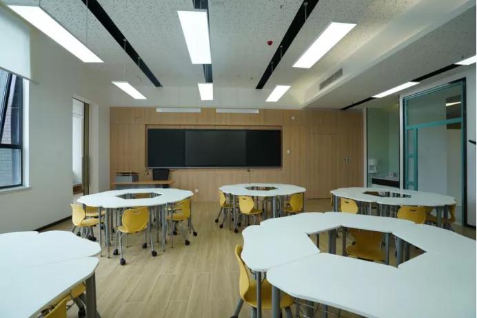 芬兰国家级团队打造,青城山下的“水墨校园”万汇国际学府牛在哪