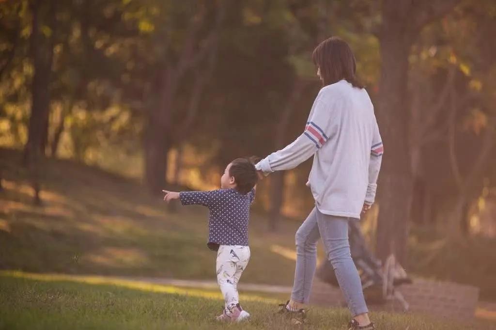 啥！顶流天王对女儿下油手、开黄腔？世上还有多少这种父母