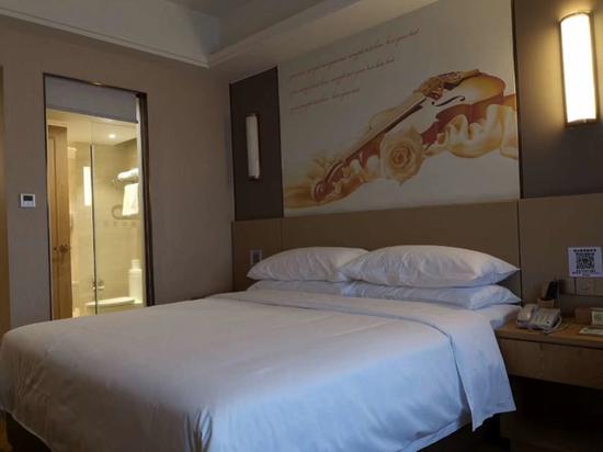 女大学生瞒父母出国旅游,大学生瞒父母游13国发热