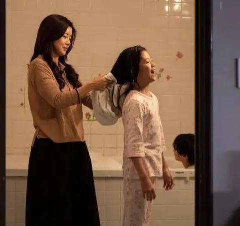 韩国继母打死弟弟电影大结局,韩国电影男孩被妈妈打死