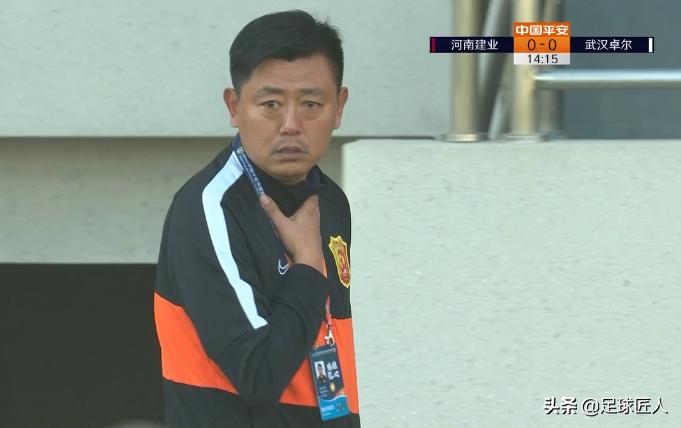 中超裁判15分钟后再现争议判罚,中超裁判被球砸中