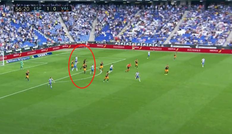 武磊高举双手抗议！禁区内倒地被裁判直接无视连VAR都不看