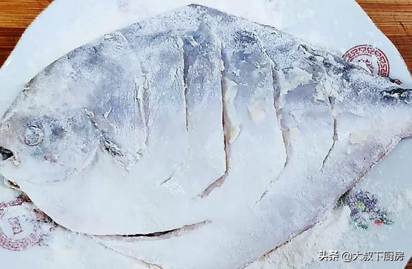 大叔家的早春美味:红烧鲳鱼,香气扑鼻,鱼肉香嫩,家人爱吃!