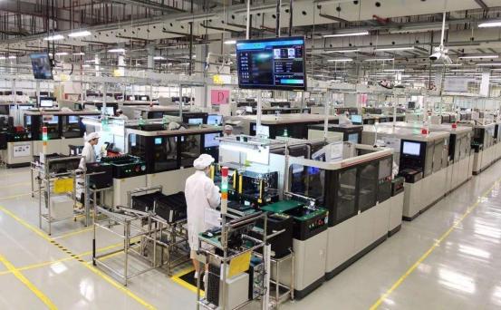 苹果店的宣传标语宣传华为,苹果门店门口打华为的广告