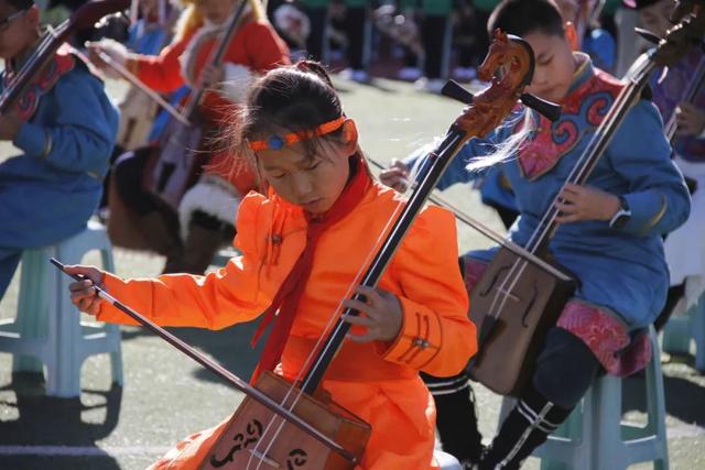 “少年花伞舞，悠扬骏马曲”助威“周末联赛”鄂尔多斯四赛区