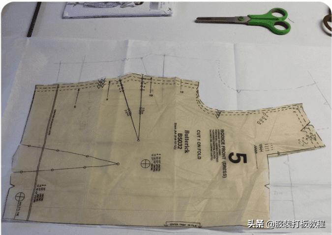 夏天穿吊带裙领口不服帖怎么办,裙子有果冻胶条领口不服帖怎么办